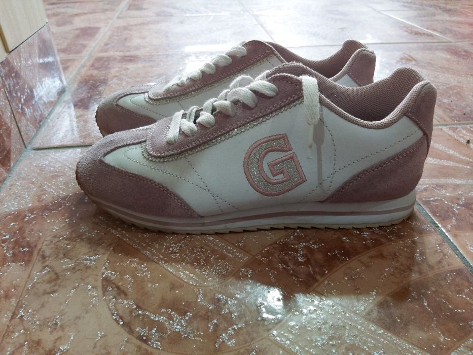 Vând adidași damă