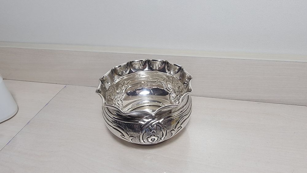 Красивая конфетница сахарница из серебра.