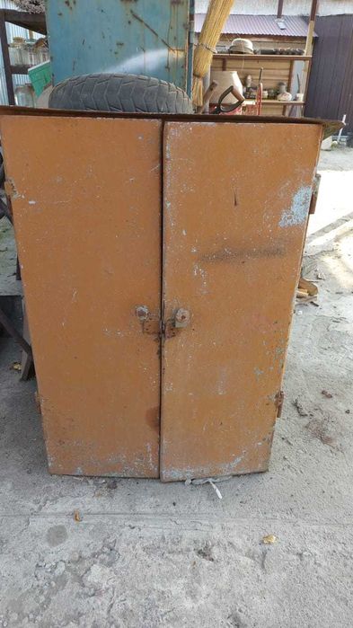 продам 2 железных шкафа под инструменты