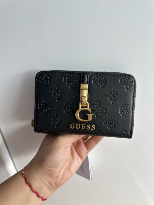Дамски портфейл Guess черно със златно