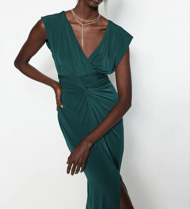 Вечерна/официална дълга рокля в изумрудено зелен цвят