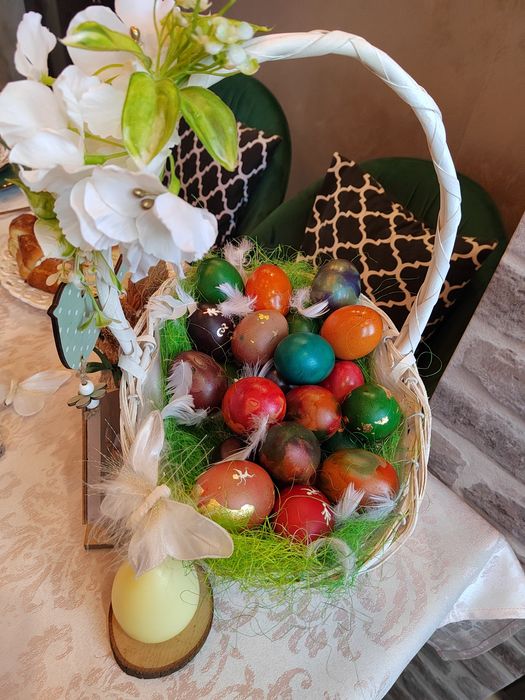 Декорирана бяла кошница