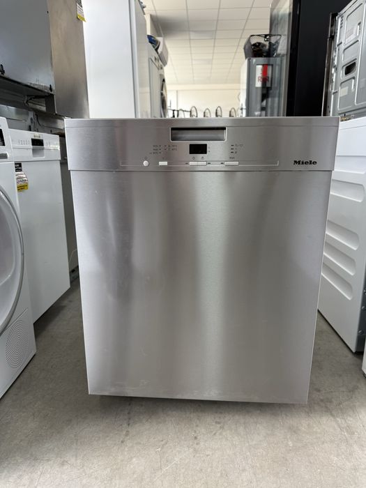 Съдомиялна MIELE 60/см с три кошници.