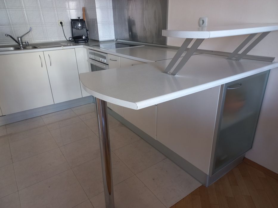 Долен  кухненски ред, шкаф със стъклена витрина