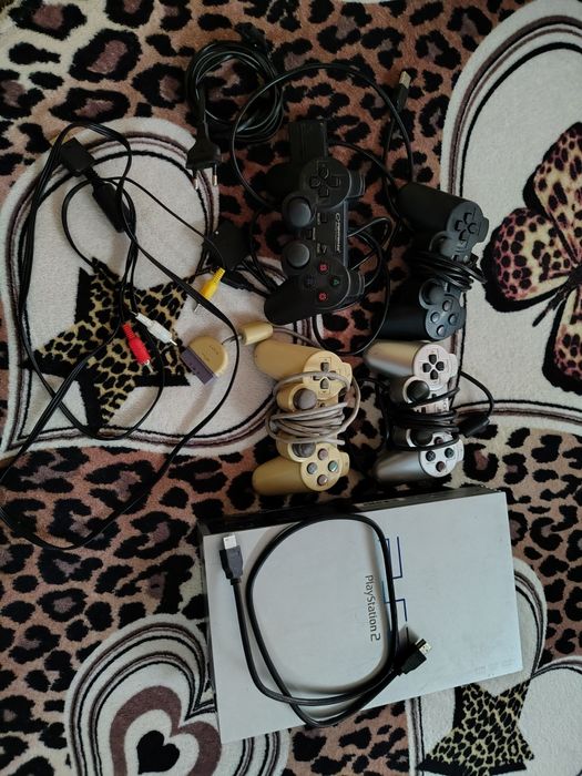 Vând PlayStation 2