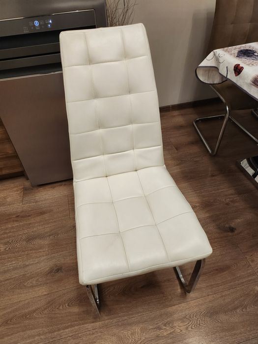 Трапезни столове.Два бели и два кафяви.