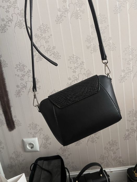 черная сумочка со змеинным принтом