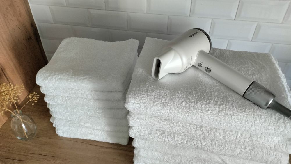 Продается комплект полотенец + фен.