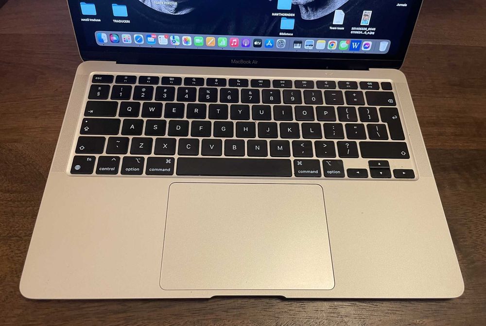 Laptop MACBOOK AIR argintiu (M1, 2020) 13” 8GB (Ca nou! + accesorii) - 2250 lei