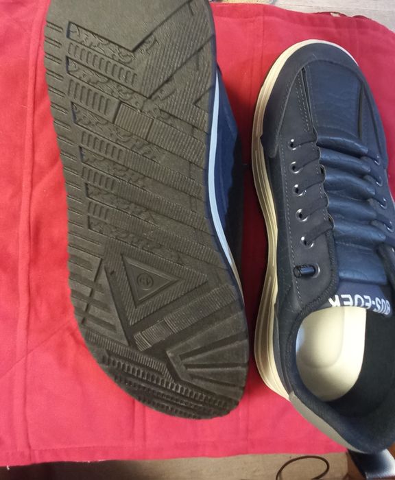 Кроссовки спортивные