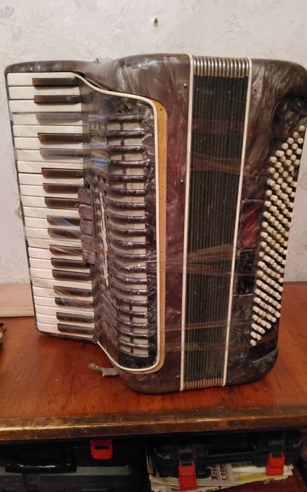 Продаю баян рубин 6