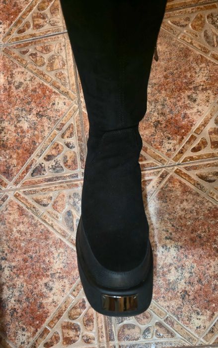 Дамски ботуши/чизми на стабилна и удобна платформа от естествен велур