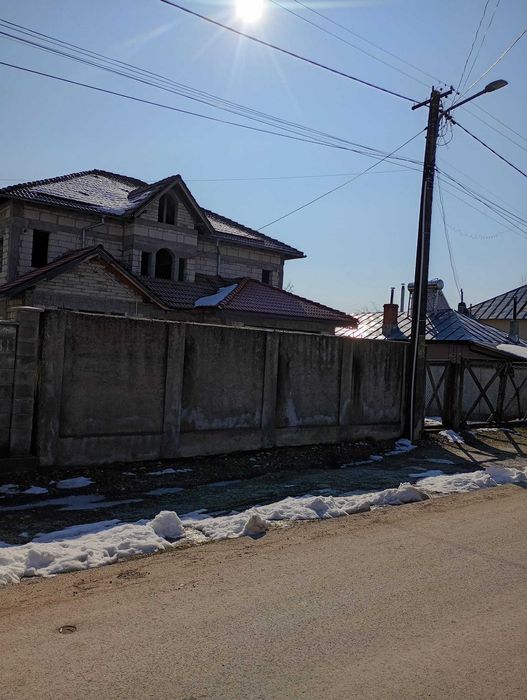 Casa de vanzare cu etaj si mansaeda.