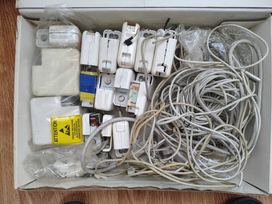 LOT Alimentatoare Apple magSafe 1 & 2   29 Bucati