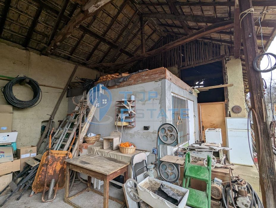 Обзаведена тухлена къща с кладенец в село Поликраище, област Велико Т