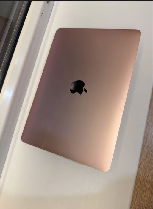 Обменяю MacBook 12 на iPhone 15 Pro или 14 Pro