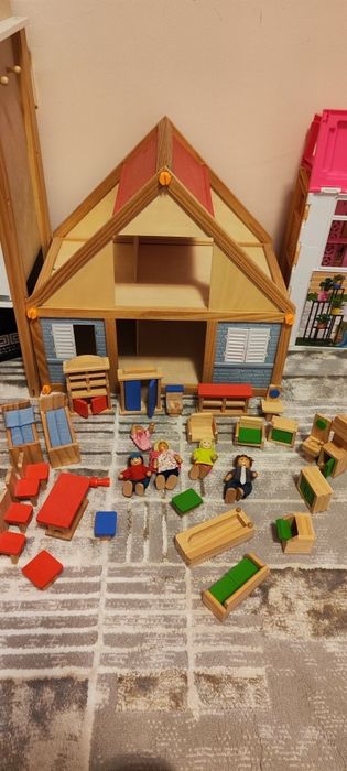 Дървена къща за кукли