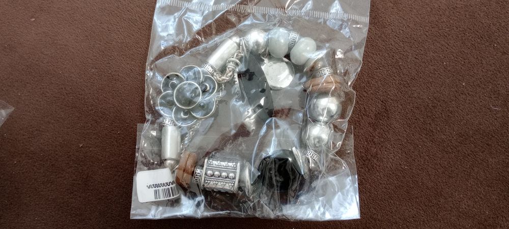 Vând brățări noi