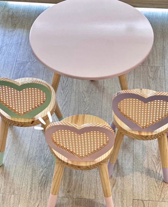 Дървени столчета с маса “сърце”