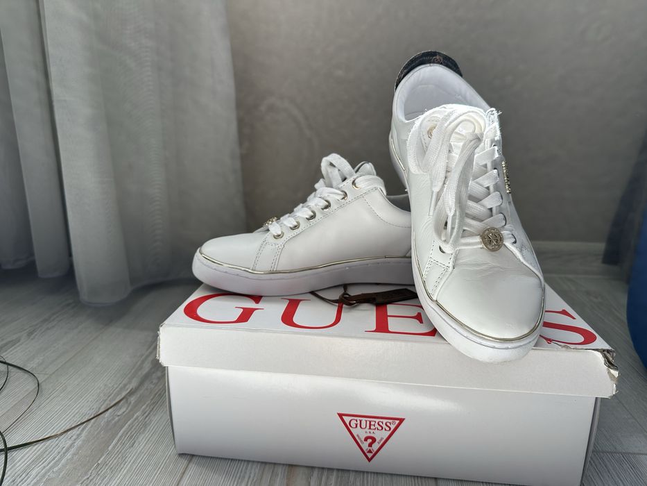 Бели кецове Guess