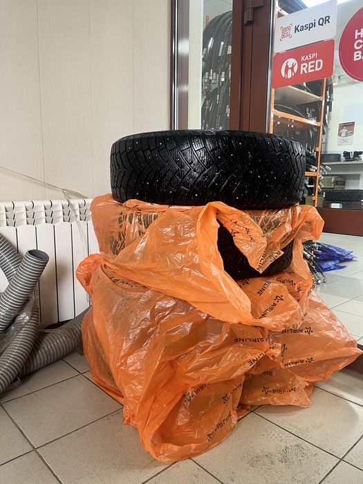 Продам зимнюю на 235/65R17