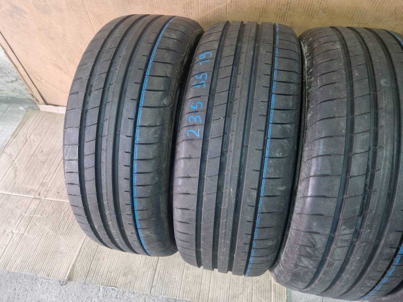 4 Goodyear R19 235/55
летни гуми DOT1817