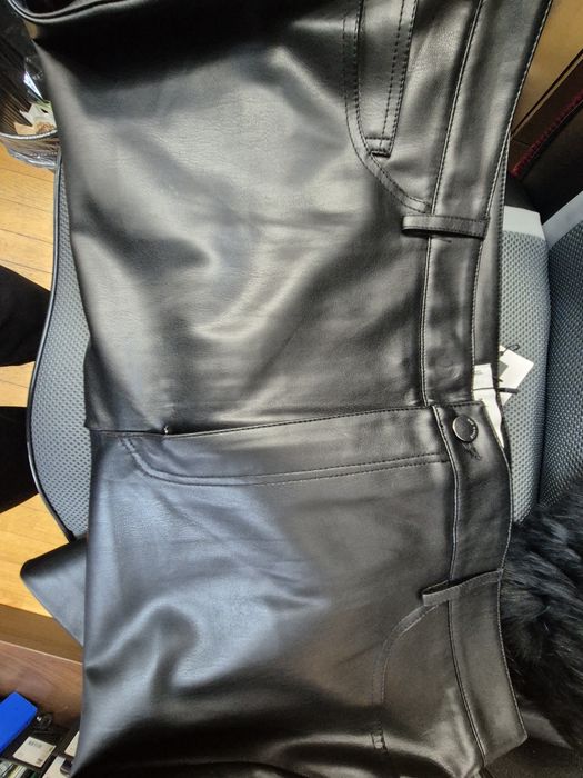 Vand pantaloni efect piele Mango