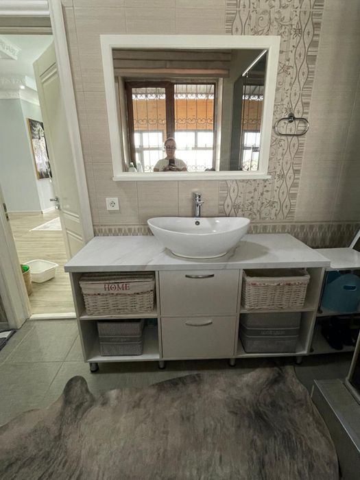 Душ и раковина со шкафом