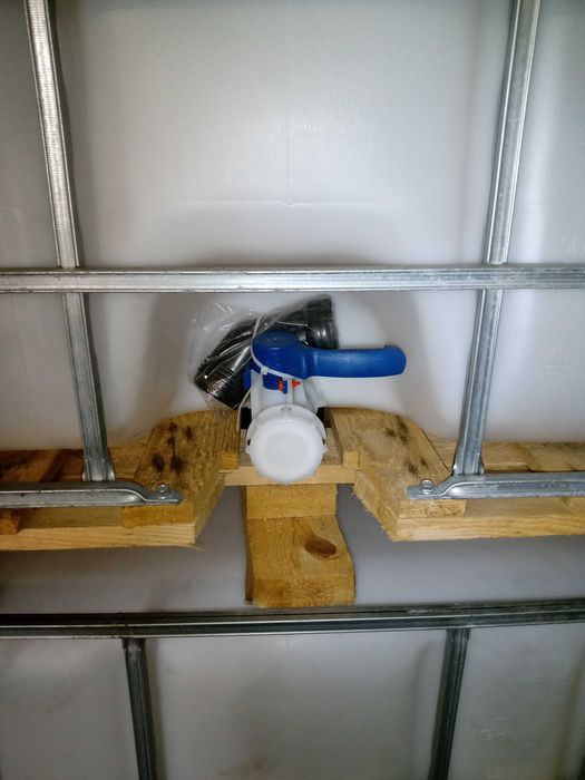 Пластмасови бидони и IBS цистерни 600л и 1000л