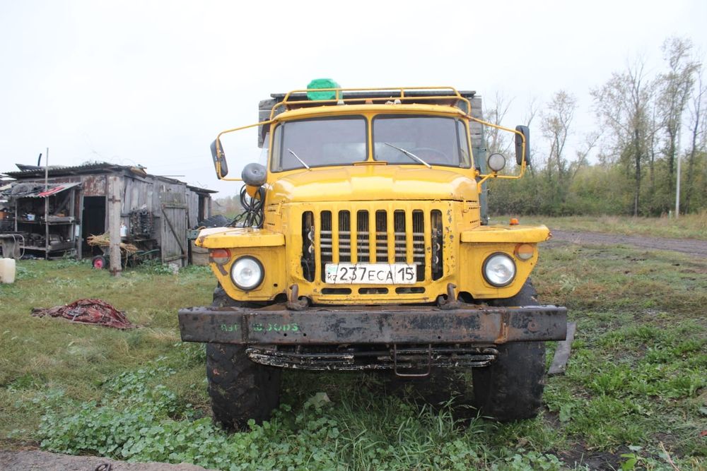 Вездеход Урал на уверенном  ходу