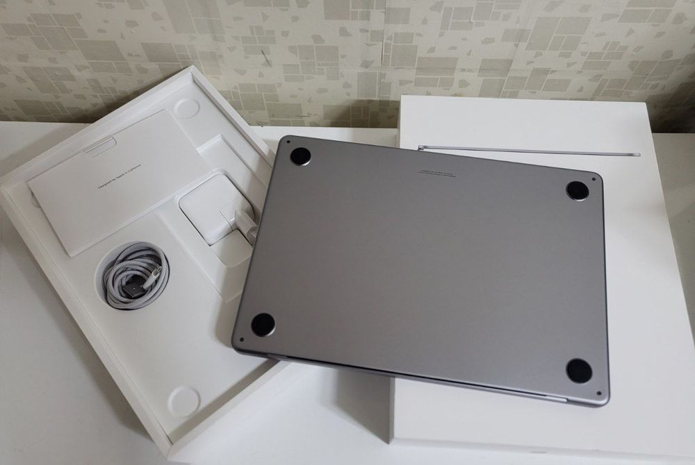 Macbook Air M2 spacegray 13 dyum 16GB Ram/512 GB ssd yangi sotiladi