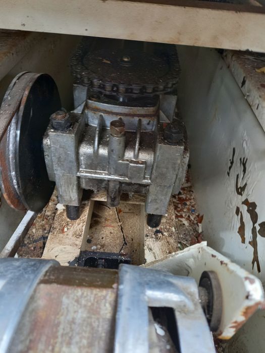 Продам универсальный электродвигатель с редуктором.