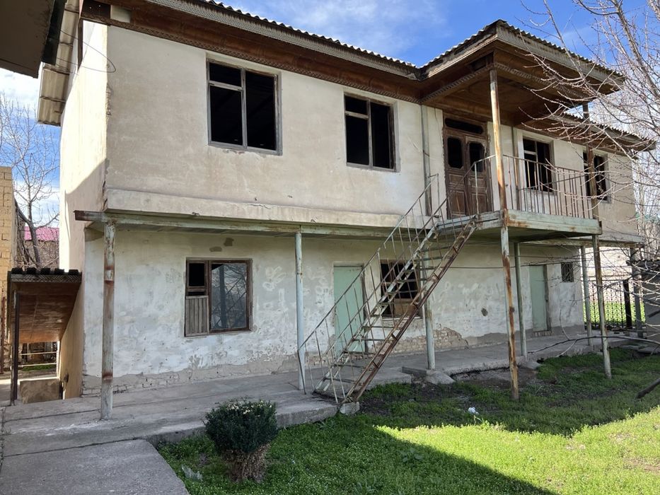 Дом в элитном районе бедный поселок