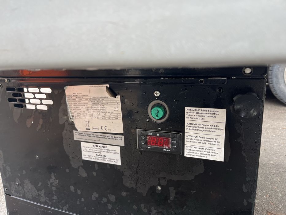 Витринный холдильник