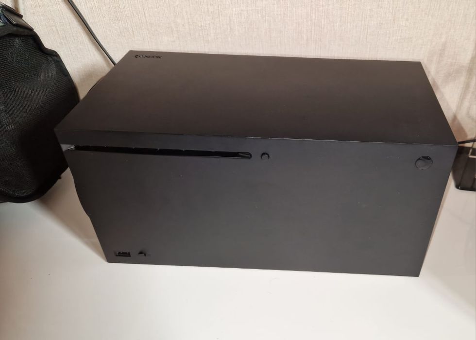 Xbox series X + 2 геймпада + подписка