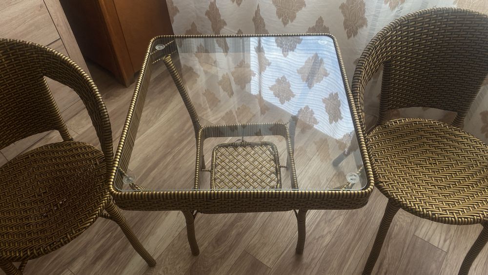 Продам столик со стульями