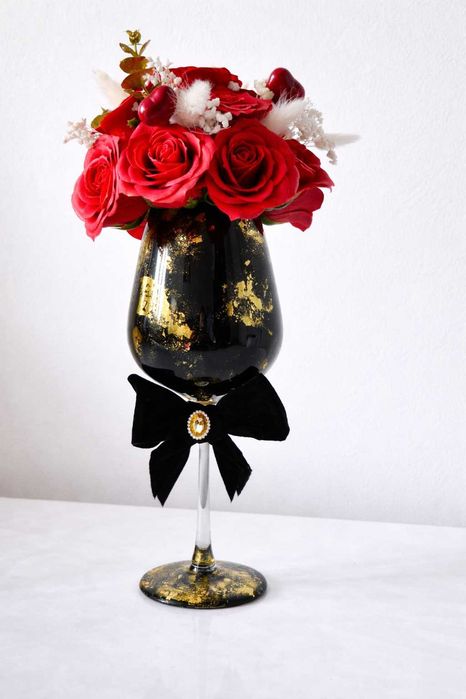 Aranjament floral deosebit cu trandafiri roșii – decor casă