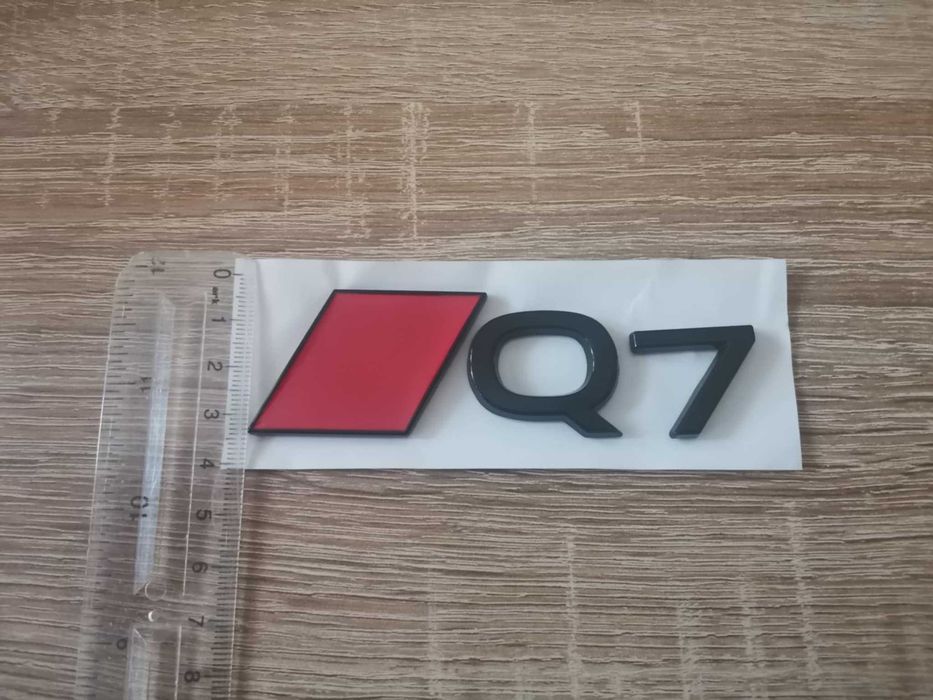 емблема Audi Q7 нов стил черено с червено