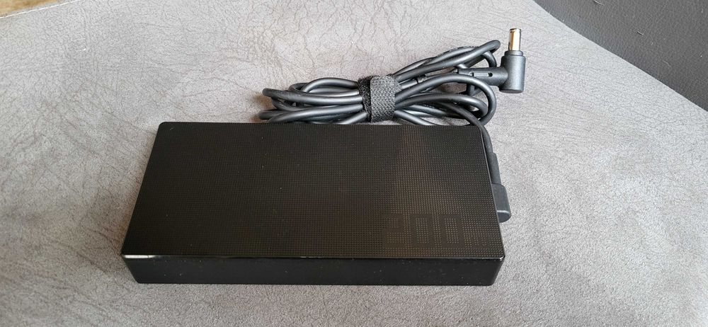 ASUS 200W Incarcator Adaptor 20V-10A  cu pin pe mijloc fuctional