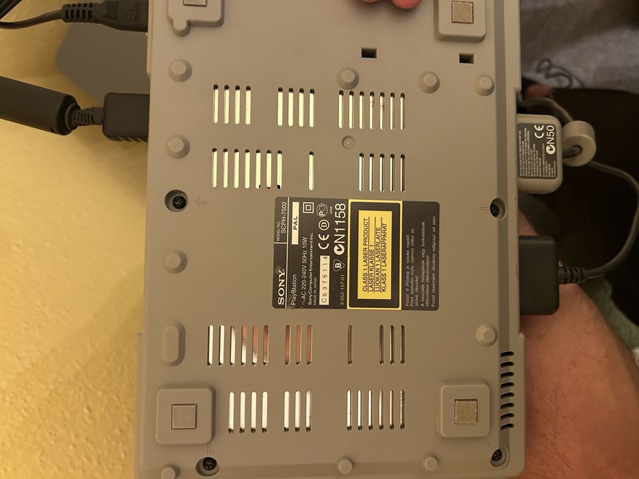 Ретро Лот: PlayStation 1 (PS1) SCPH-7502 + 2 Джойстика + 7 Оригинални Игри