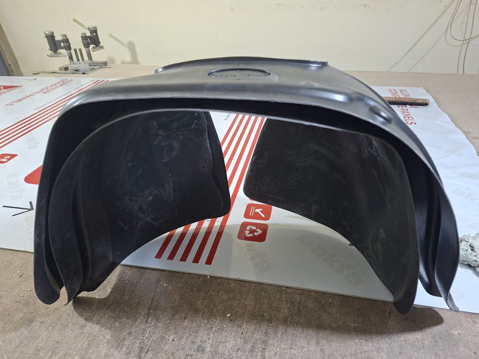 Дамас подкрылок сотилади