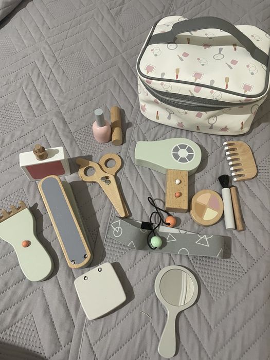 Продам деревянную игрушку парикмахер