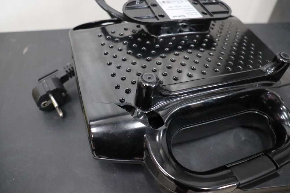 Уред за сандвичи Tefal Ultracompact 700W Незалепващи плочи, лек ДЕФЕКТ