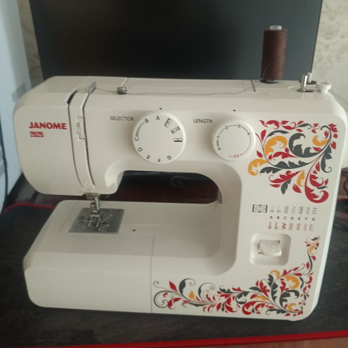Продам швейную машинку