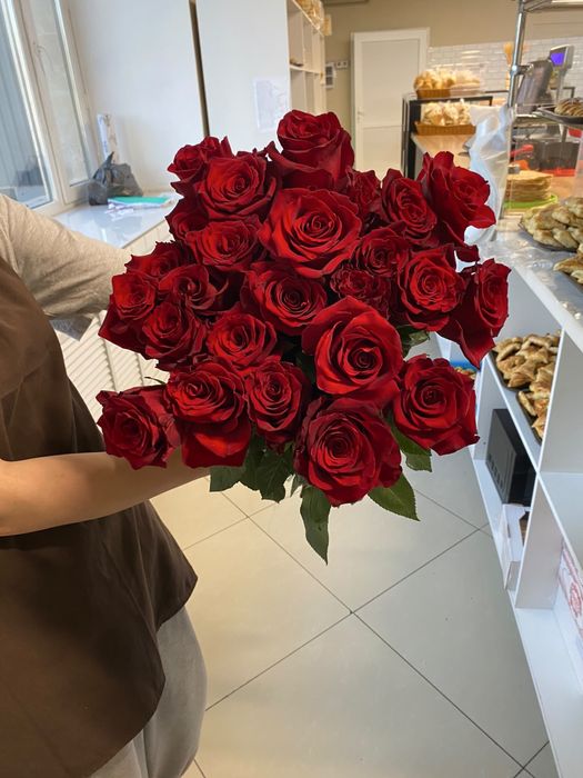 25 красных роз 60 см