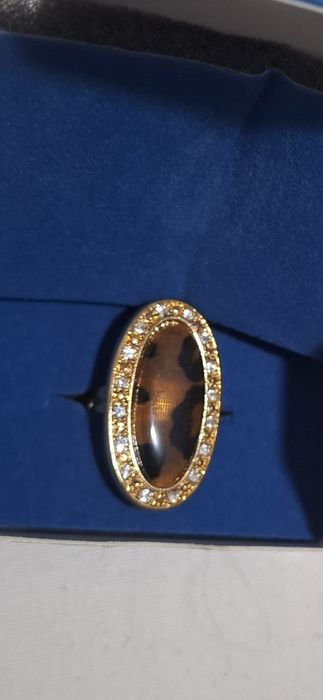 Пръстен  Avon - тигров могив със златист обков.