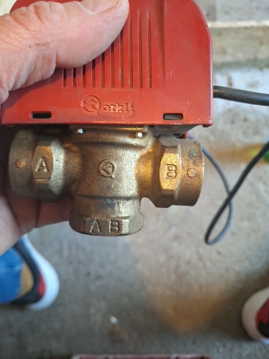 Vana de amestec cu 3 cai cu servomotor.vana cu 4 cai