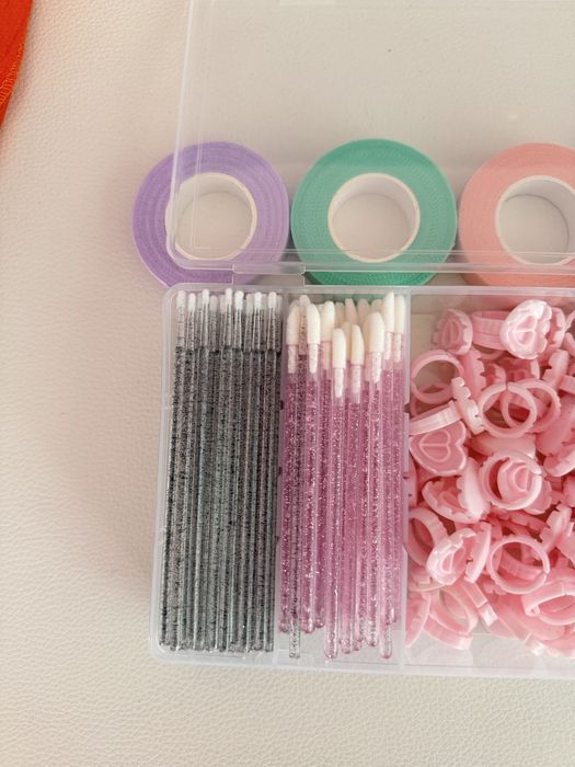 Кутийка с козметични консумативи + подарък