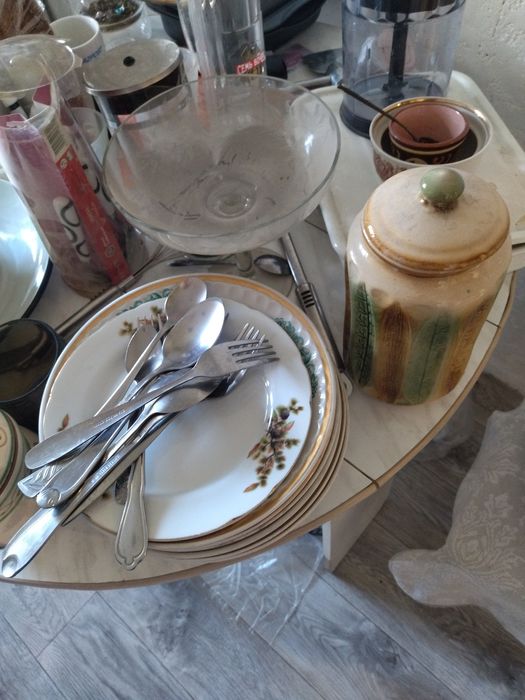 Продам отдам посуду,тумбу