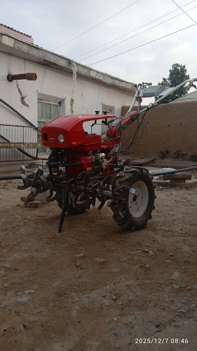 Yer haydaydigan traktor sotiladi